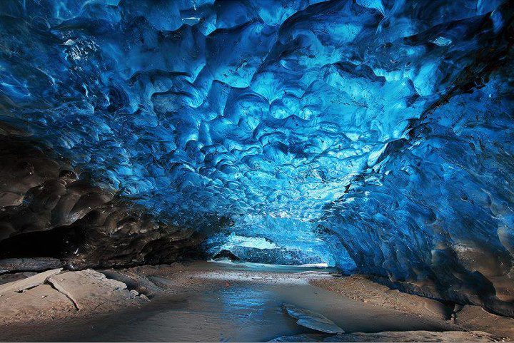 Кристальные пещеры в Исландии