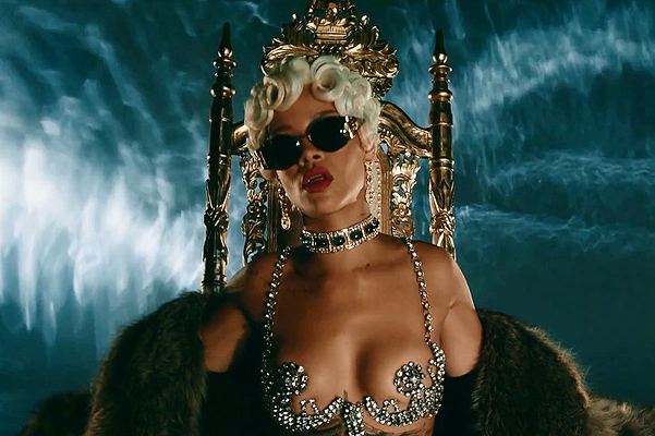 ririr Рианна в клипе Pour It Up