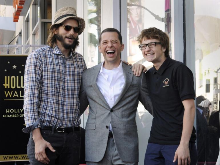 kutcher-jon-cryer-angus1610 Эштон Катчер, Джон Крайер, Ангус Джонс