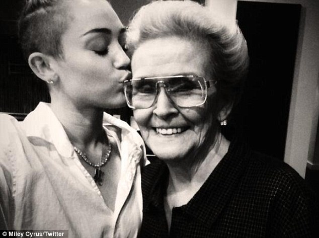mileycyrus611-2 Майли Сайрус с бабушкой