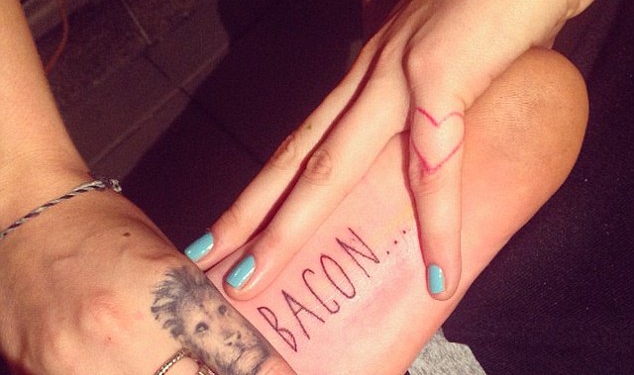 Дорогой друг: Селена Гомес и Кара Делевинь сделали одинаковые татуировки