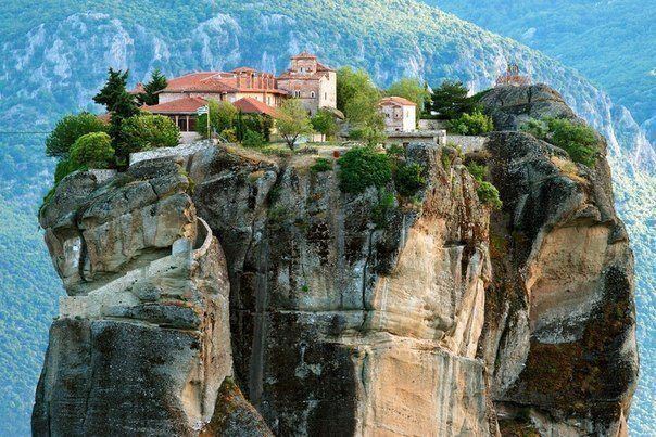 Метеора - монаський центр на вершинах скал в Греции