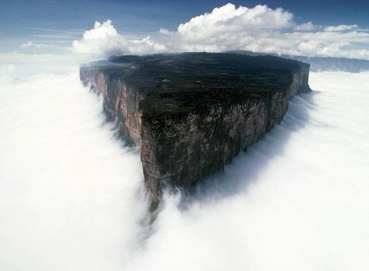 Гора Рорайма в Венесуэле. Высота - 2810 метров