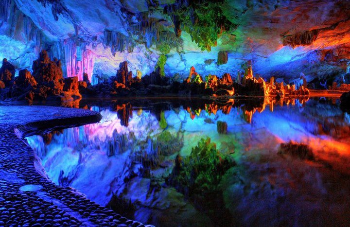 Пещера Тростниковой флейты, уходящая вглубь на 240 метров. Китай, город Гуйлин 
