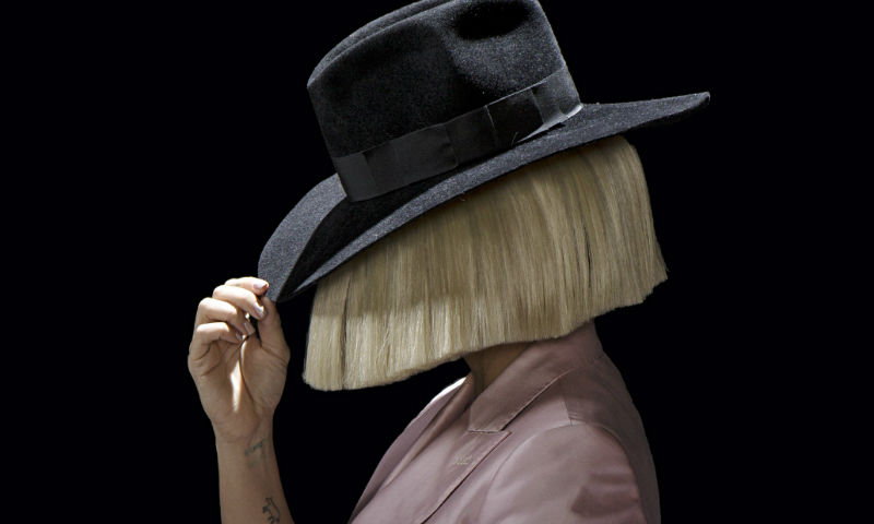 Папарацци \"застукали\" певицу Sia в аэропорту: редкий кадр с открытым лицом